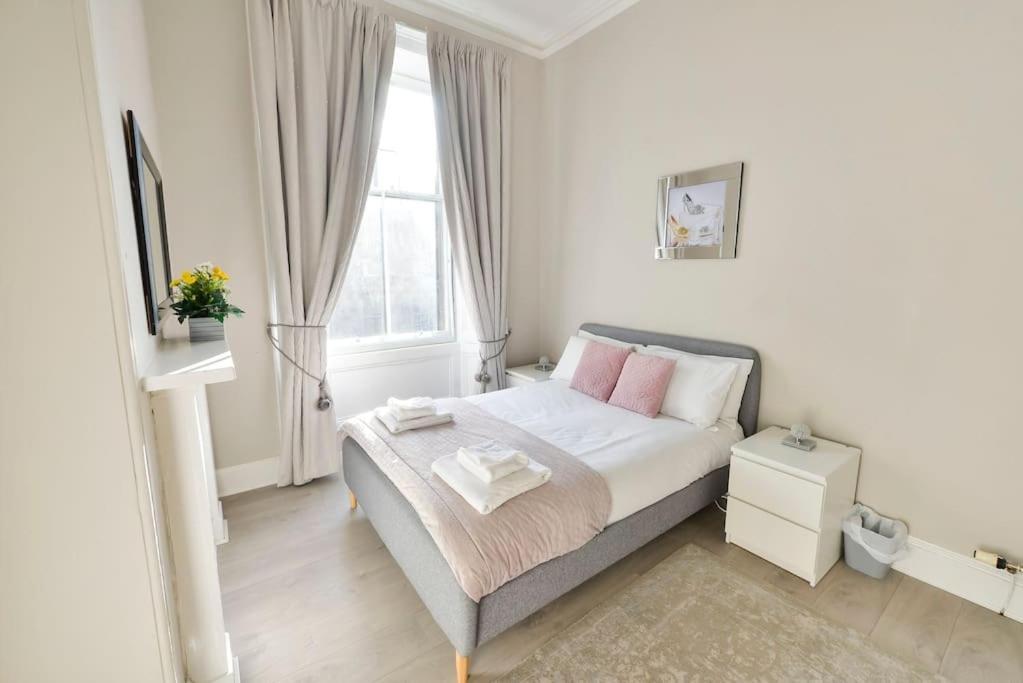 George IV Bridge - Superbly Located 3 Bedroom! Edinburg Exteriör bild