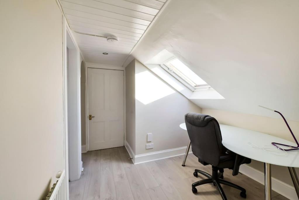 George IV Bridge - Superbly Located 3 Bedroom! Edinburg Exteriör bild