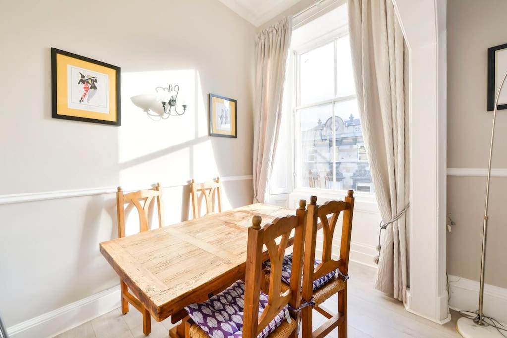 George IV Bridge - Superbly Located 3 Bedroom! Edinburg Exteriör bild