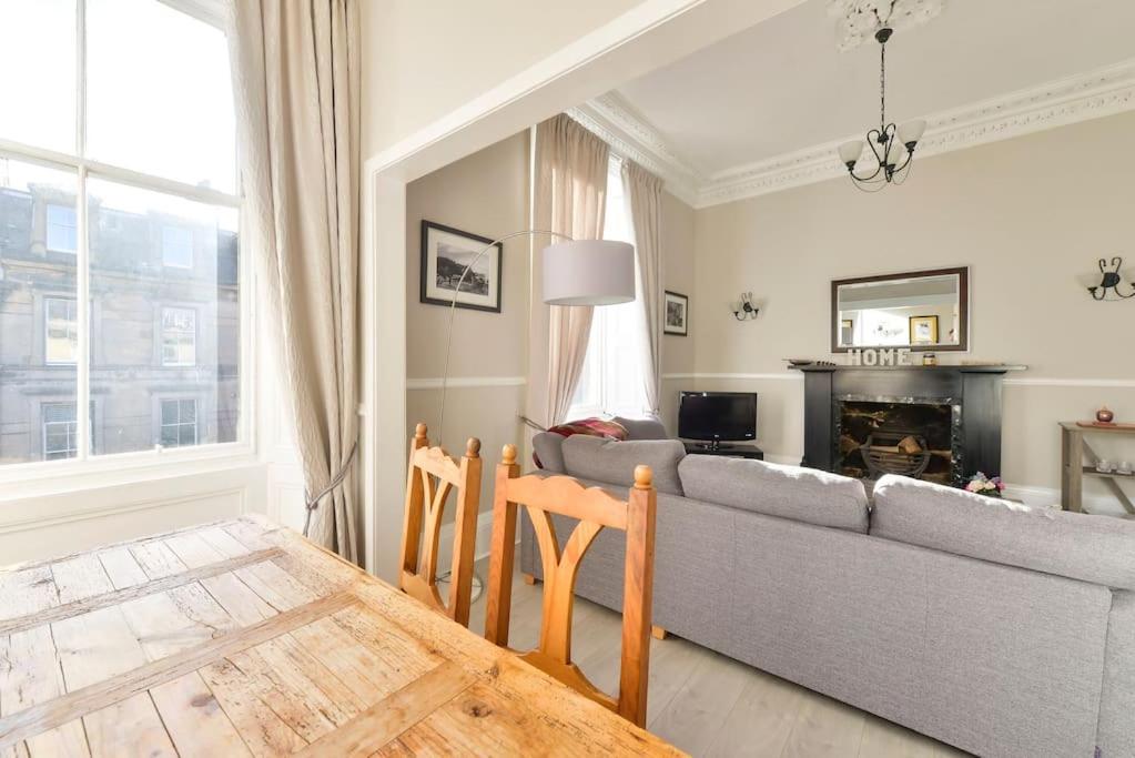 George IV Bridge - Superbly Located 3 Bedroom! Edinburg Exteriör bild