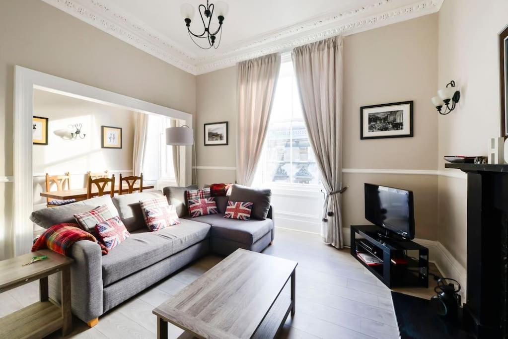 George IV Bridge - Superbly Located 3 Bedroom! Edinburg Exteriör bild